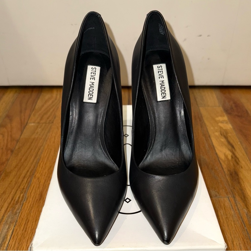 Black Leather Steve Madden “Daisie” pumps